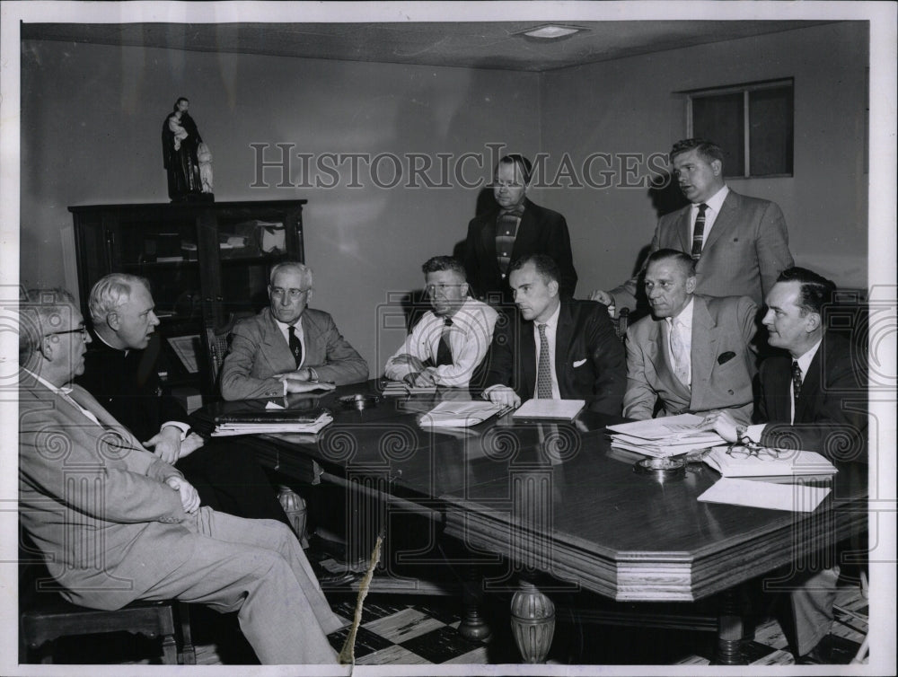 1957 Press Photo Kohler Company strike hearing sides - RRW57051 - Historic Images