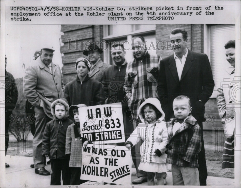 1958 Press Photo Kohler Co. Strikers - RRW57057 - Historic Images