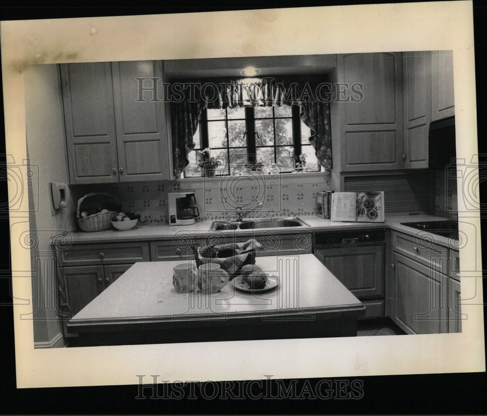 1990 Press Photo Evanston Kitchen And Breakfast Room - RRW57107 - Historic Images