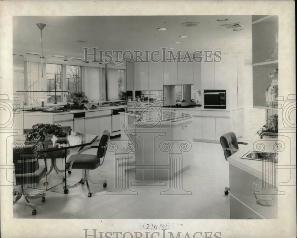 1990 Press Photo Kitchen Vinyl Floor Covering - RRW57117 - Historic Images