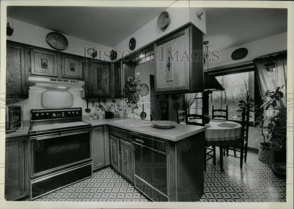 1981 Press Photo Crestwood Estates Kitchen And Nook - RRW57119 - Historic Images