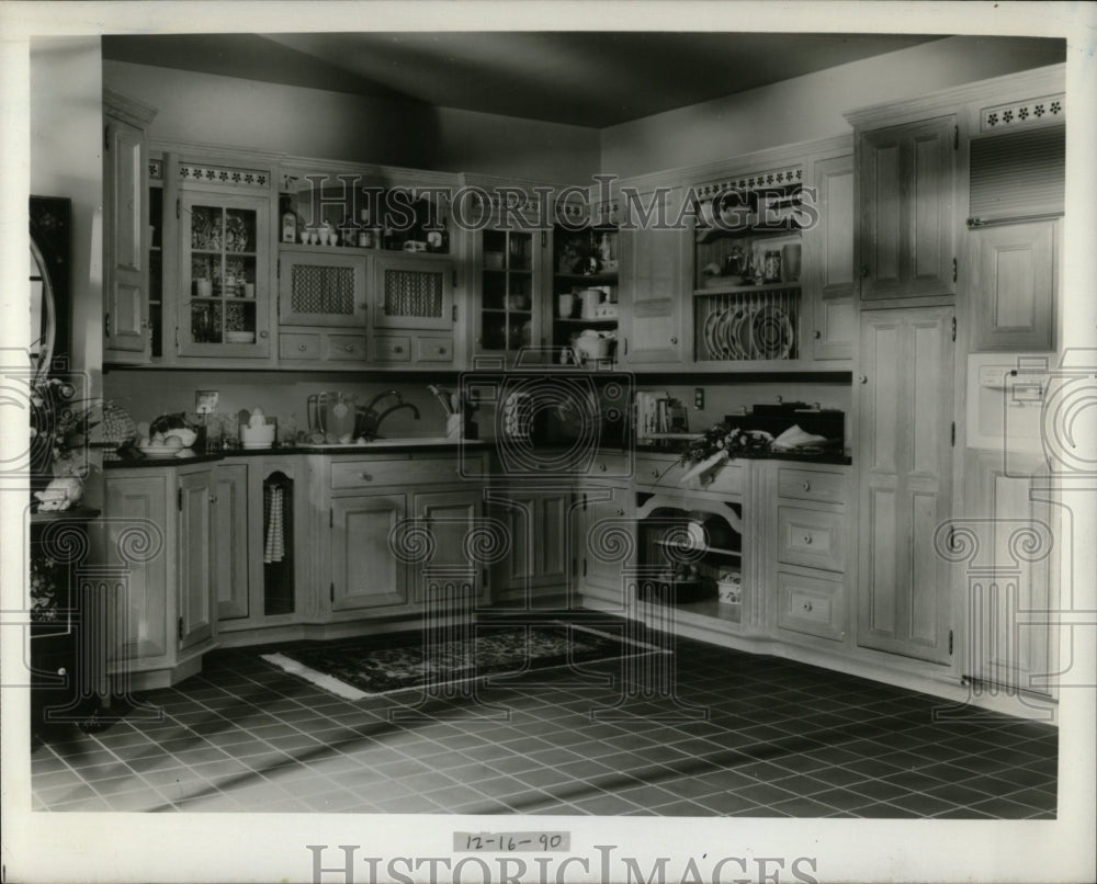 1990 Press Photo Model Kitchen Spacious White Cabinets - RRW57125 - Historic Images