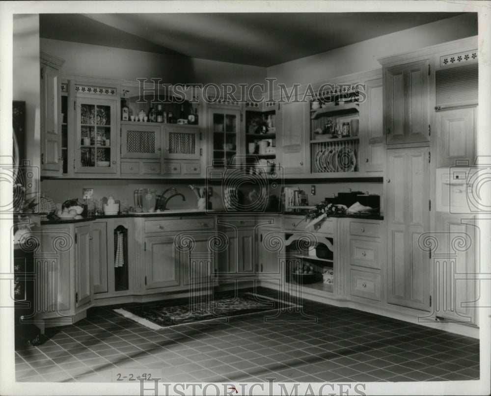 1992 Press Photo Kitchen Pine Cabinets - RRW57131 - Historic Images