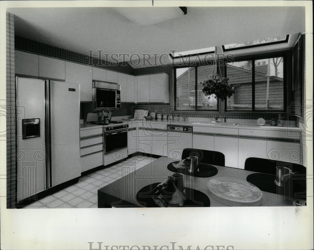 1982 Press Photo Spacious Kitchen Features Skylights - RRW57149 - Historic Images
