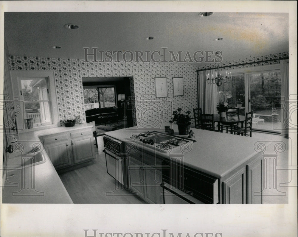 1989 Press Photo Spacious Model Kitchen White Counters - RRW57157 - Historic Images