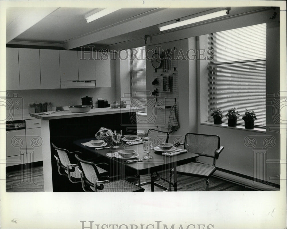 1982 Press Photo Model Kitchen Modern Decor Breakfast - RRW57169 - Historic Images