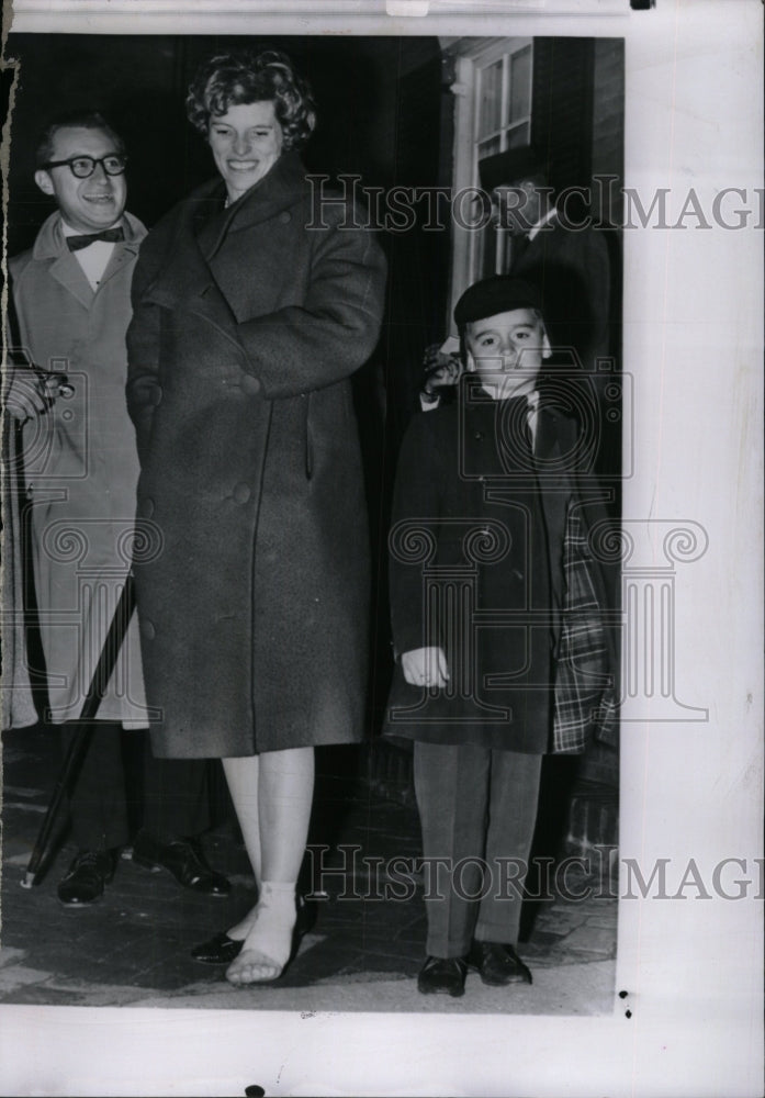 1961 Press Photo Mrs. Robert Shiver Jr. - RRW57287 - Historic Images