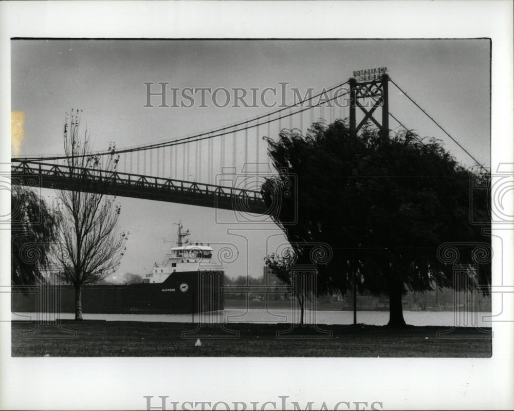 1985 Press Photo ship goes under bridge Riverside Park - RRW57307 - Historic Images