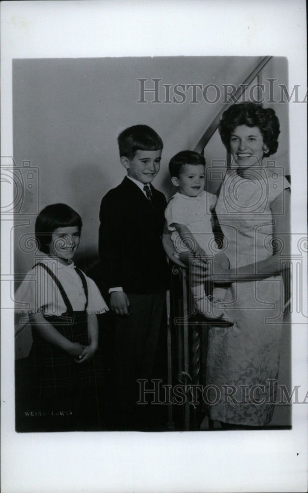1964 Press Photo Robert Sargent Shriver Family - RRW57321 - Historic Images