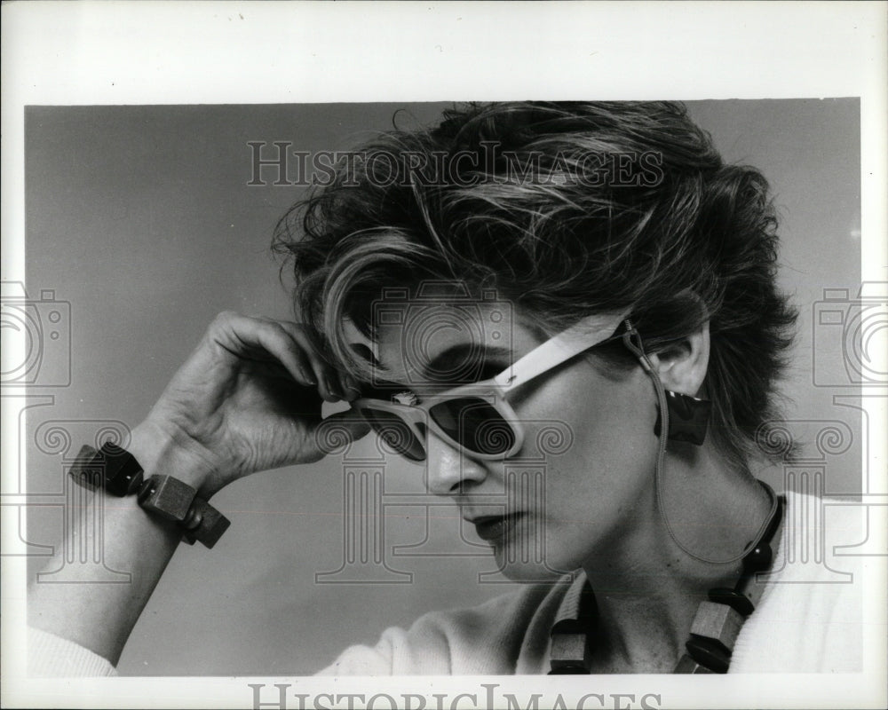 1996 Press Photo woman models sunglasses - RRW57329 - Historic Images