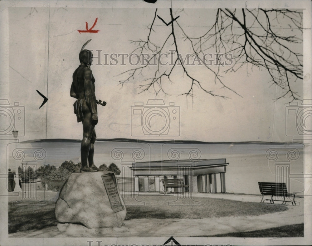 1939 Press Photo statue Massaboit Indians Plymouth Rock - RRW57369 - Historic Images