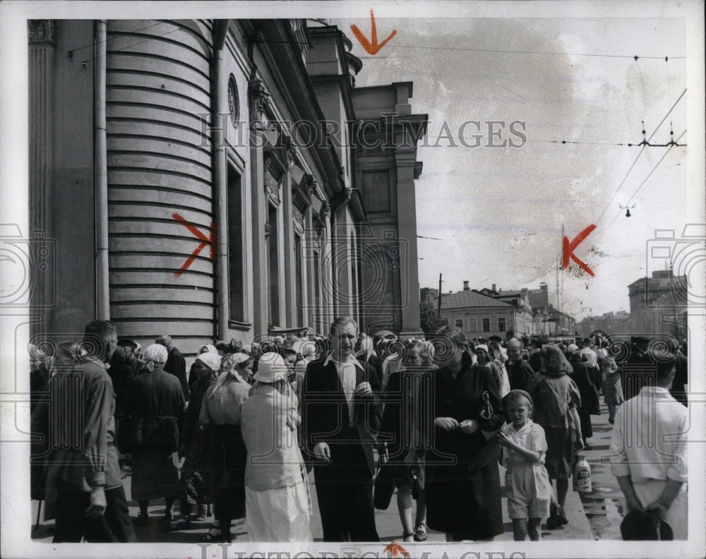 1958 Press Photo Moscow Street hundreds church gathered - RRW57397 - Historic Images