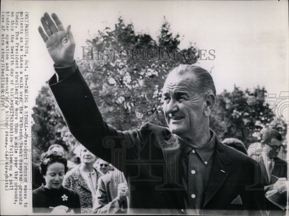 1965 Press Photo President Johnson Naval Hospital wave - RRW57441 - Historic Images