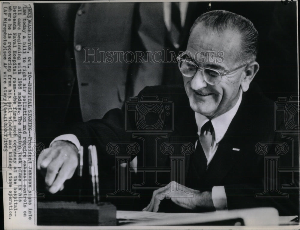 1965 Press Photo Lyndon Johnson Bethesda Naval Hospital - RRW57443 - Historic Images