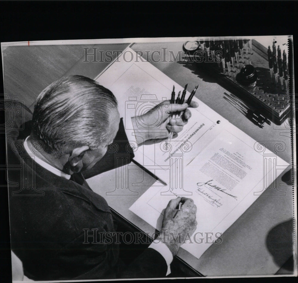 1965 Press Photo President Lyndon B. Johnson At Work - RRW57461 - Historic Images