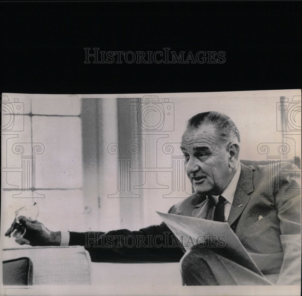 1966 Press Photo President Johnson White House Comment - RRW57465 - Historic Images