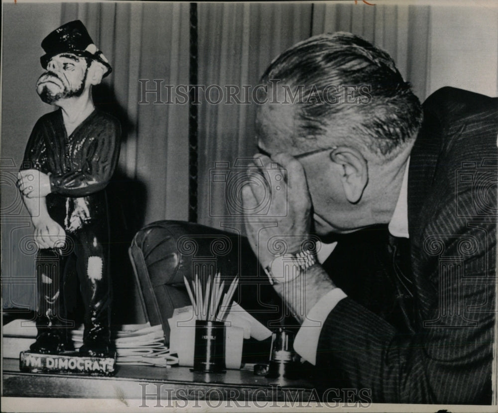 1966 Press Photo President Johnson Irishman Statue - RRW57473 - Historic Images