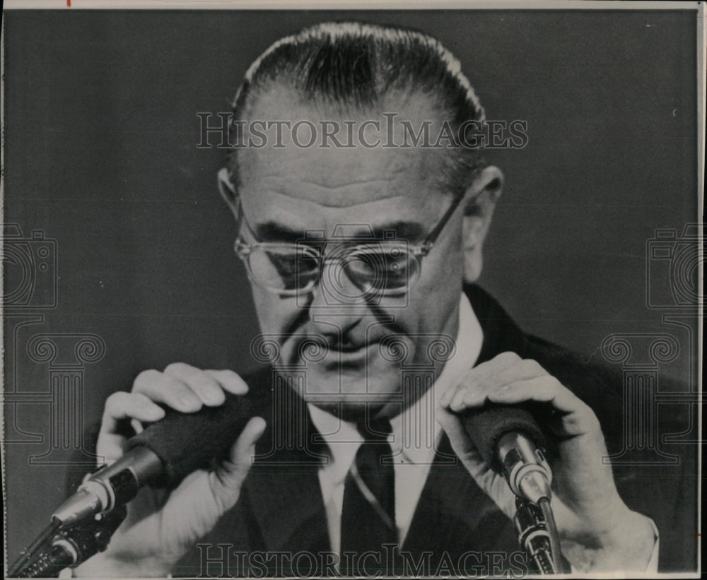 1966 Press Photo President Johnson Grip Microphone Pres - RRW57497 - Historic Images
