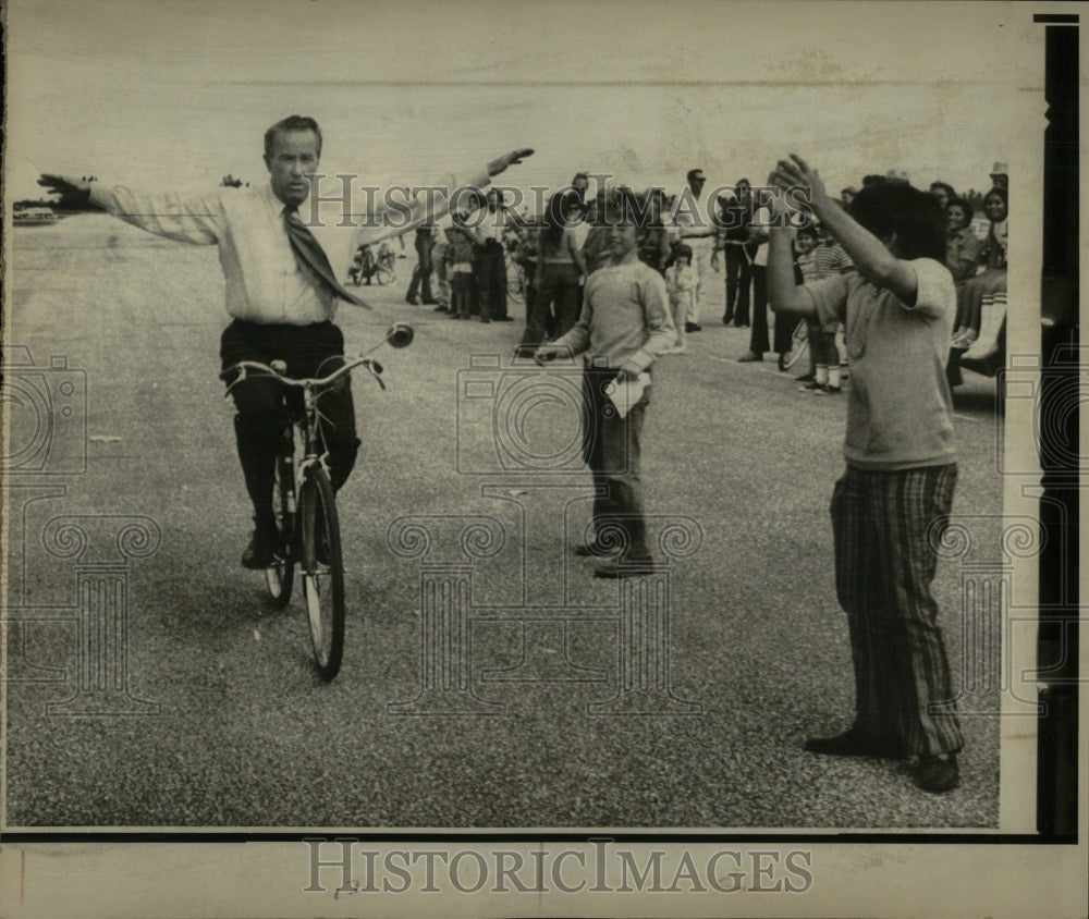 1972 Press Photo Sen Henry Jackson bicycle riding Miami - RRW57699 - Historic Images