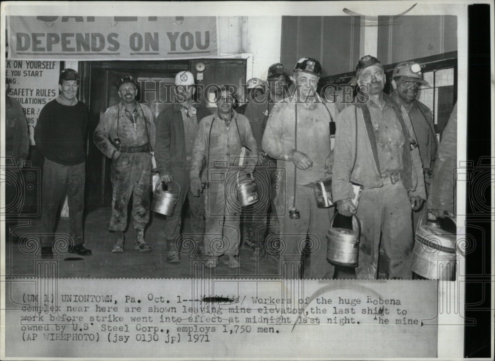 1971 Press Photo U.S. Steel Corporation Workers - RRW57803 - Historic Images