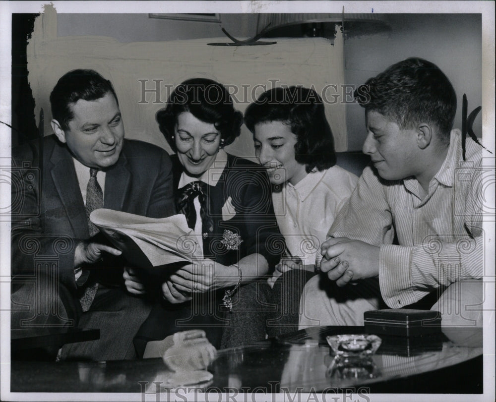 1958 Press Photo Ira Kaufman judge Wife Children Harvey - RRW57815 - Historic Images