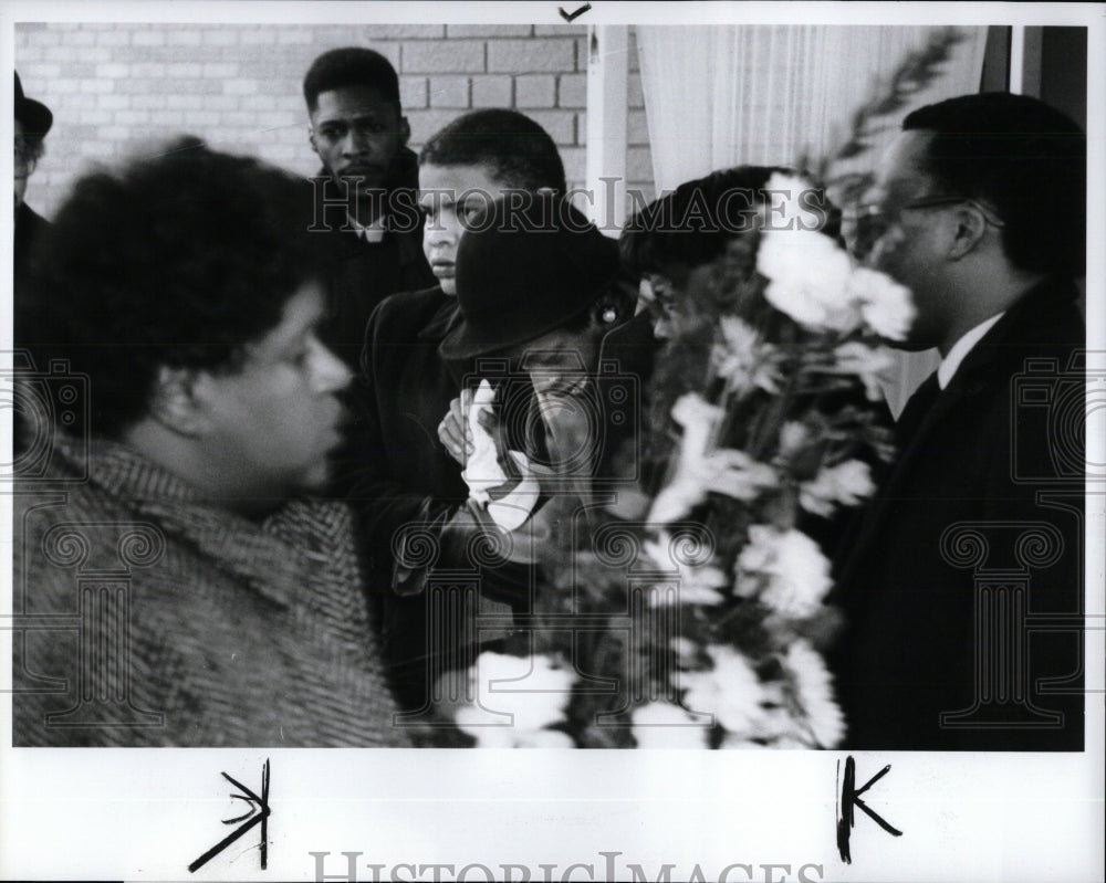 1988 Press Photo Michelle Jones Temp Daughter Funeral - RRW57825 - Historic Images