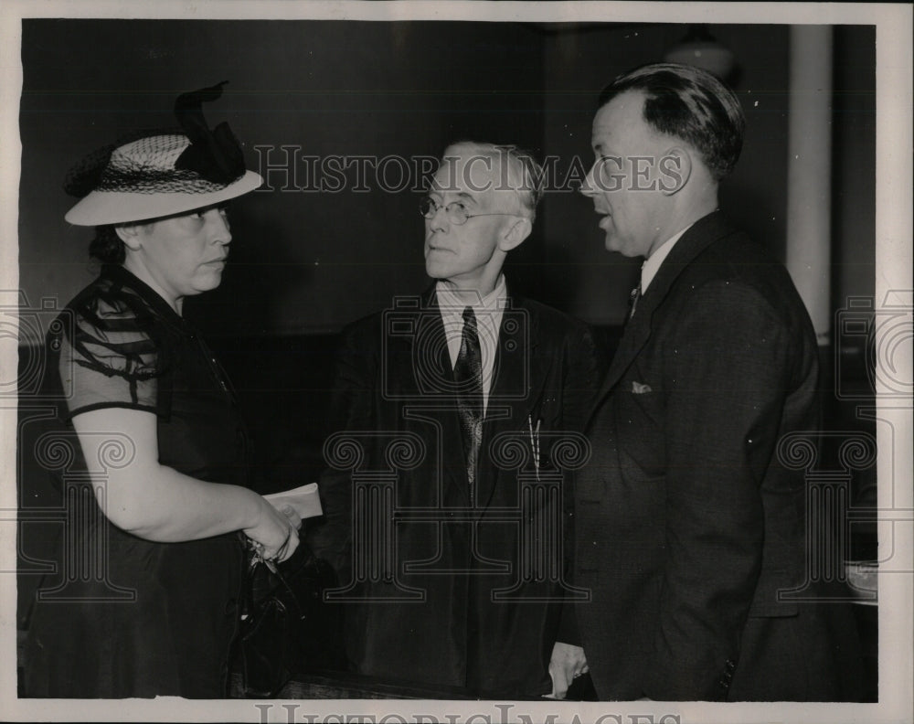 1939 Press Photo Murder Suspect Mrs Becker Attorneys - RRW57861 - Historic Images