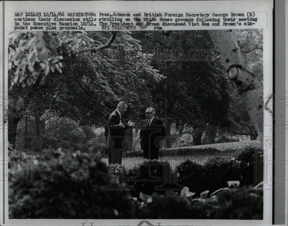 1966 Press Photo Pres Johnson Walking UK Secy Brown - RRW57895 - Historic Images