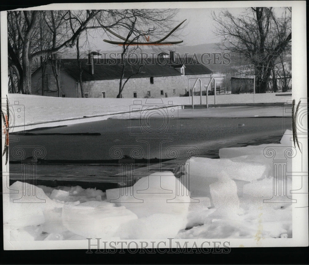 1961 Press Photo Ice Pond - RRW57905 - Historic Images
