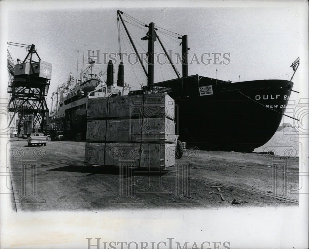 1978 Press Photo Boxed Ship Loading Detroit Harbor - RRW57959 - Historic Images
