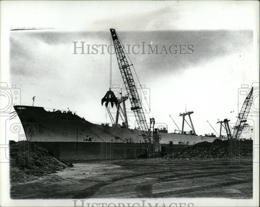 1980 Press Photo Ship Loading Scrap Detroit Harbor - RRW57969 - Historic Images