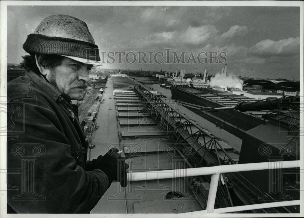 1981 Press Photo Larry Bowling Supervision Boat Repair - RRW57979 - Historic Images