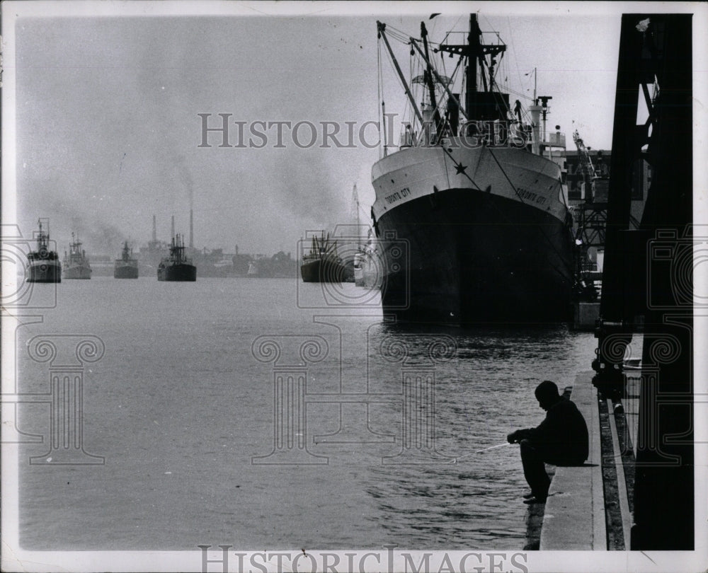 1961 Press Photo Boats in River Walt Dock Space - RRW58003 - Historic Images