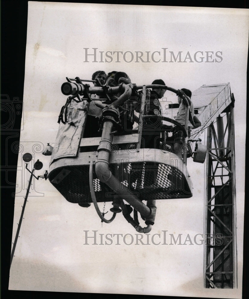 1968 Press Photo Children ride Whittier Park Splash CH - RRW58039 - Historic Images