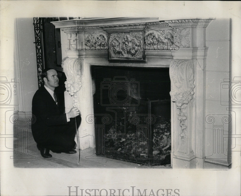 1969 Press Photo Georgian Style Fireplace Antique - RRW58047 - Historic Images