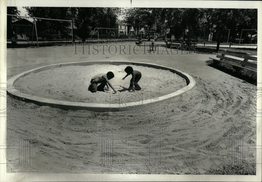 1979 Press Photo Clean Parks Ghost Garfield Douglas - RRW58095 - Historic Images