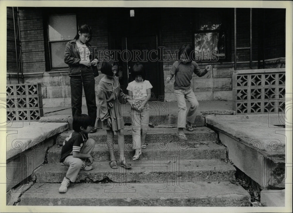 1981 Press Photo Bounsinh Family Part Refuge - RRW58117 - Historic Images