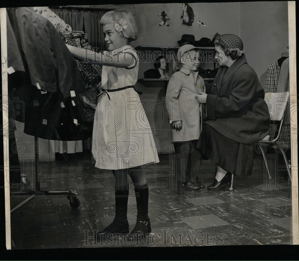 1953 Press Photo Mrs. Austin Ellmore Buying Clothing - RRW58123 - Historic Images