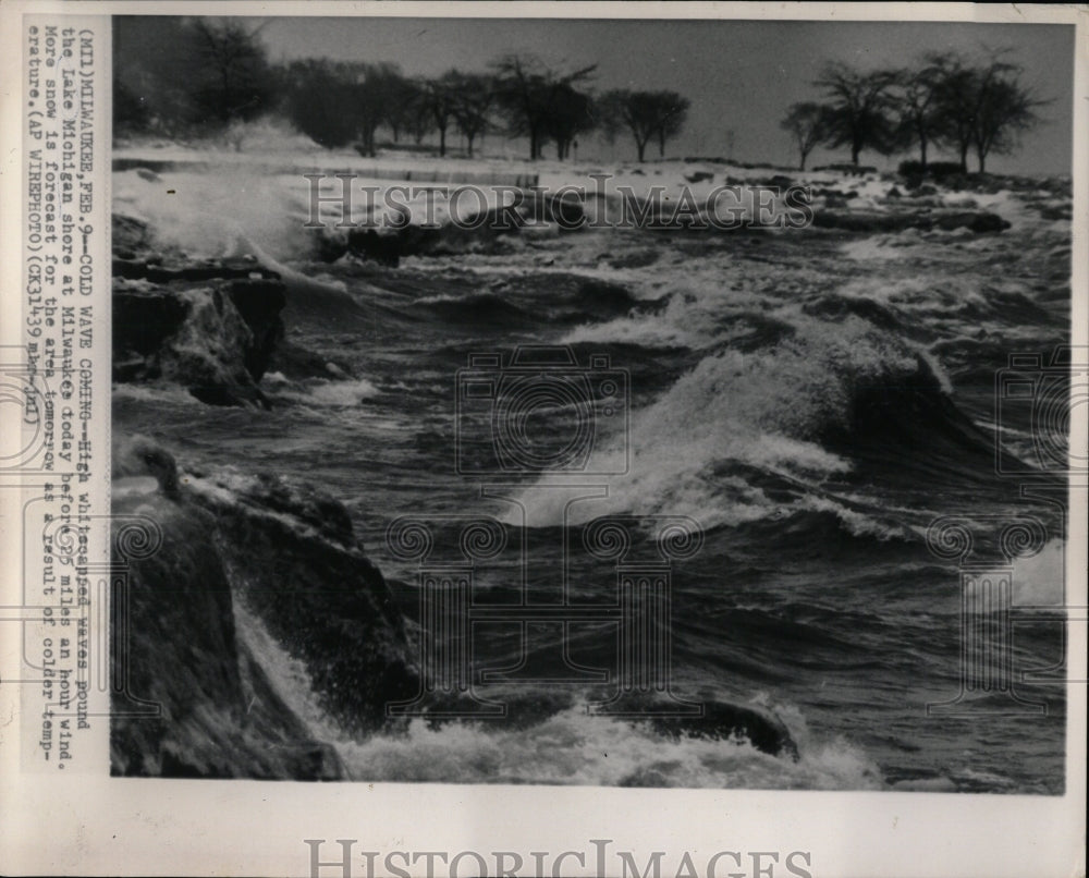 1965 Press Photo Lake Michigan High Wave Strong Wind - RRW58195 - Historic Images
