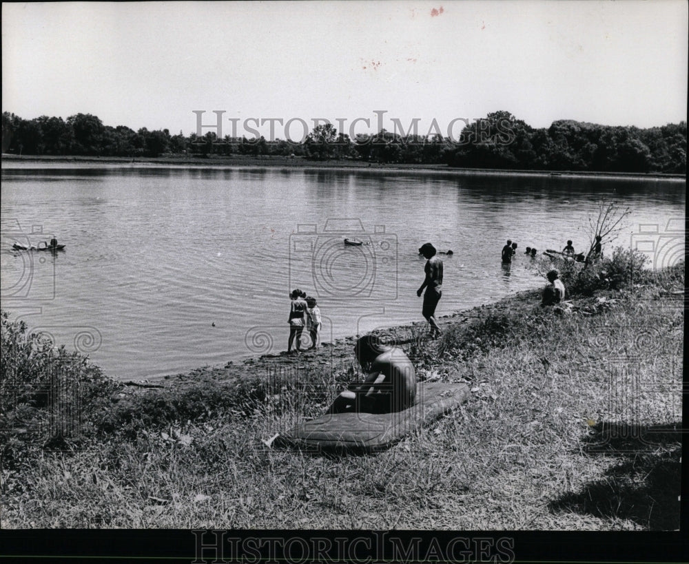 1971 Press Photo Children bathing Big Bend lake trees - RRW58217 - Historic Images