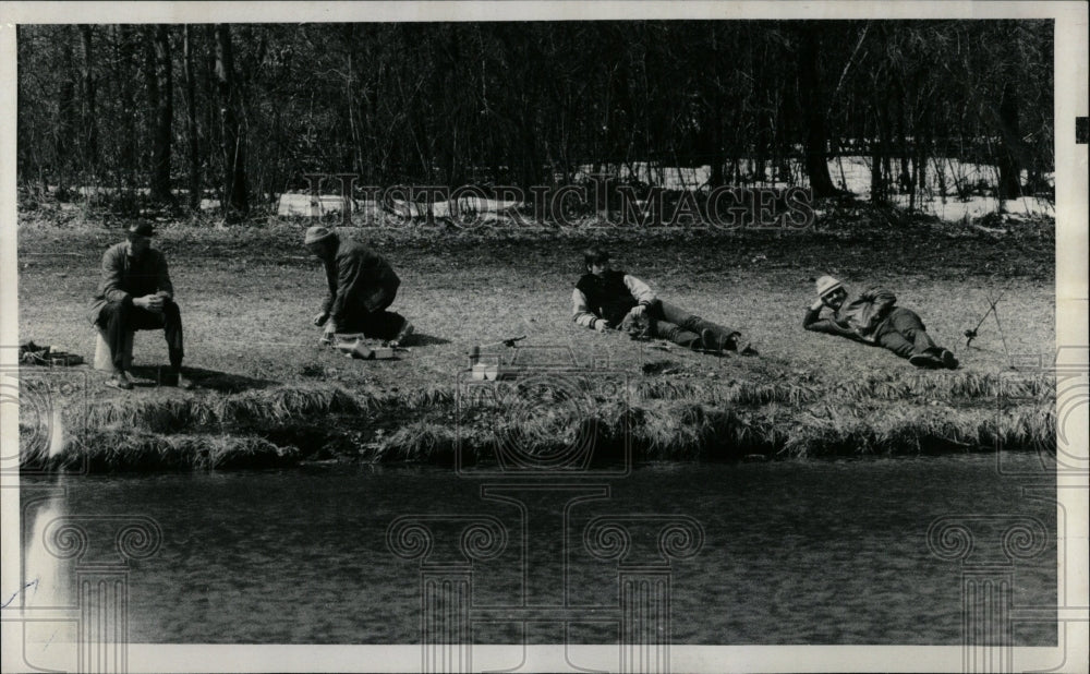1975 Press Photo Fishermen Line Belieau Lake Shores - RRW58225 - Historic Images