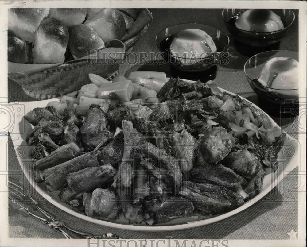 1968 Press Photo Oregano onion cooked vegatables lamb - RRW58237 - Historic Images