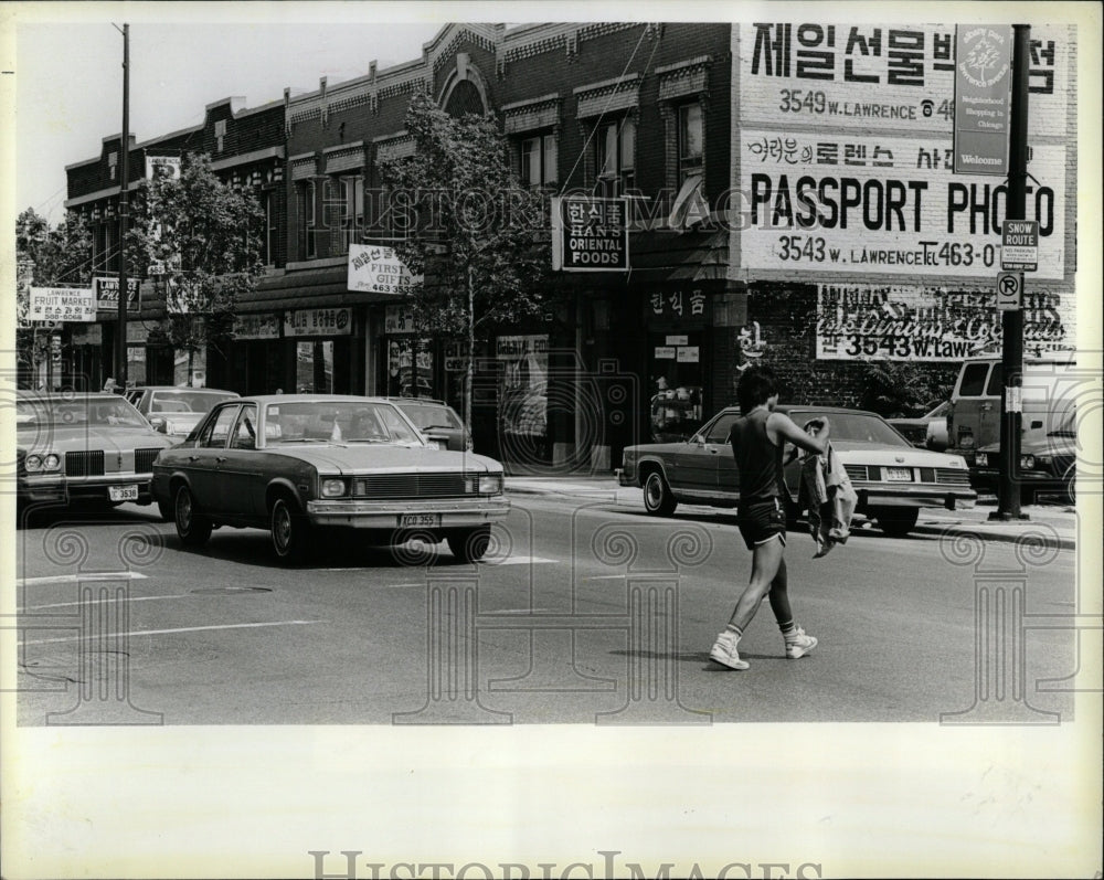 1984 Press Photo Lawrence Avenue business boasts signs - RRW58333 - Historic Images