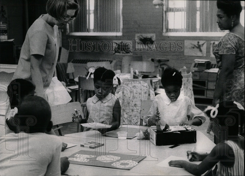 1969 Press Photo Arts Crafts Children Mother Working - RRW58337 - Historic Images