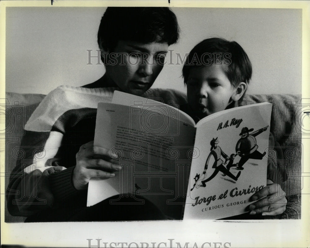1985 Press Photo Virginia Martinez Miguel Curious Georg - RRW58357 - Historic Images