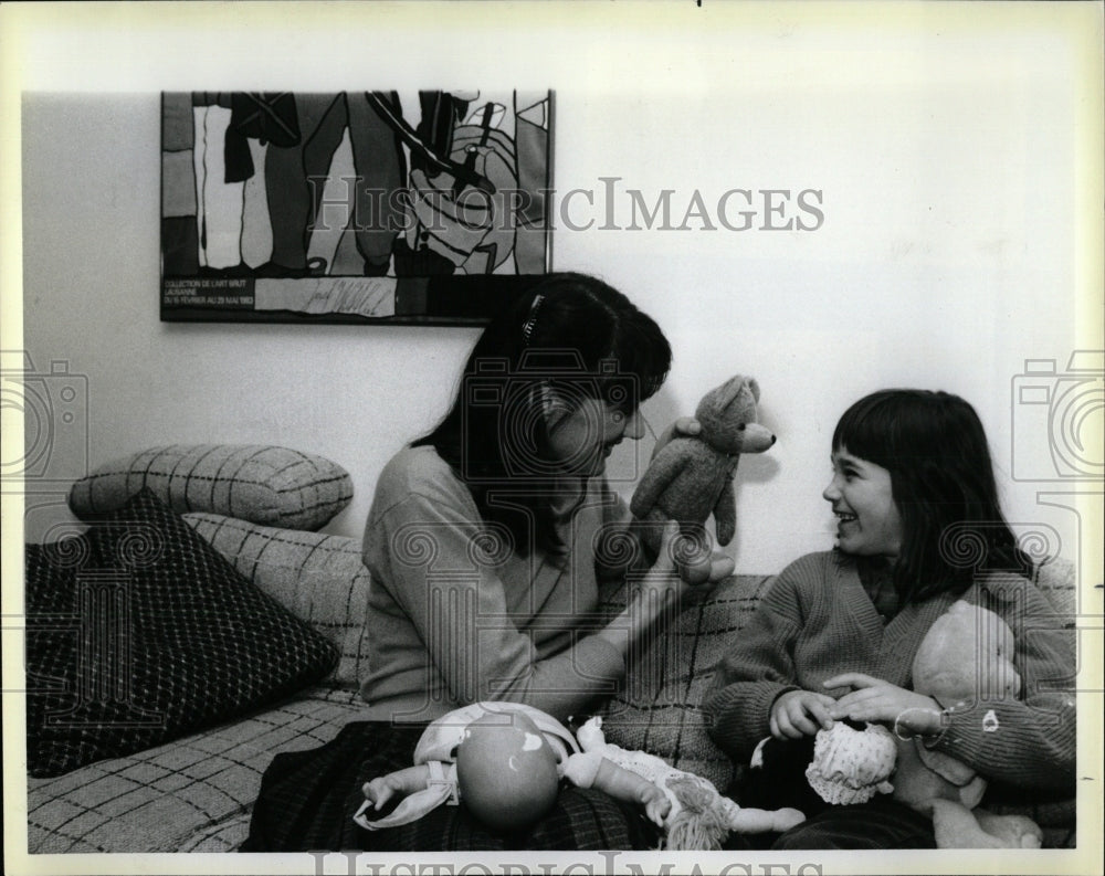1985 Press Photo Languages Bilingual Doll - RRW58361 - Historic Images
