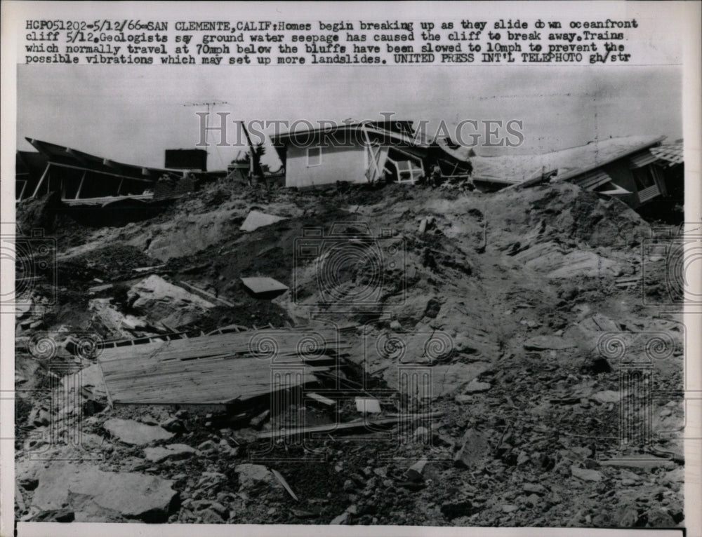 1966 Press Photo Homes bluff ground water landslide - RRW58401 - Historic Images