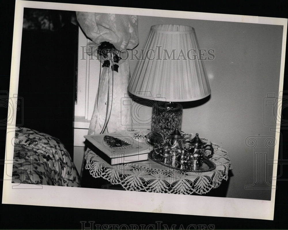 1991 Press Photo Crystal lamp silver tea set family - RRW58425 - Historic Images