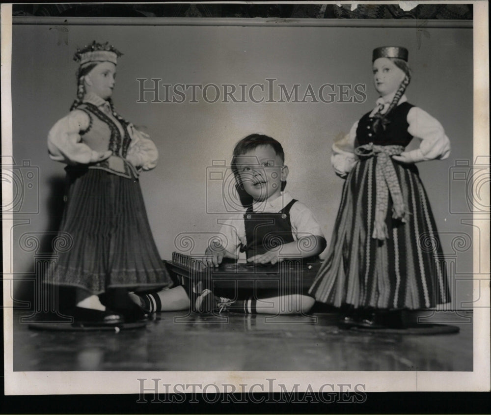 1962 Press Photo Attentive Audience Latvian doll Karlis - RRW58461 - Historic Images