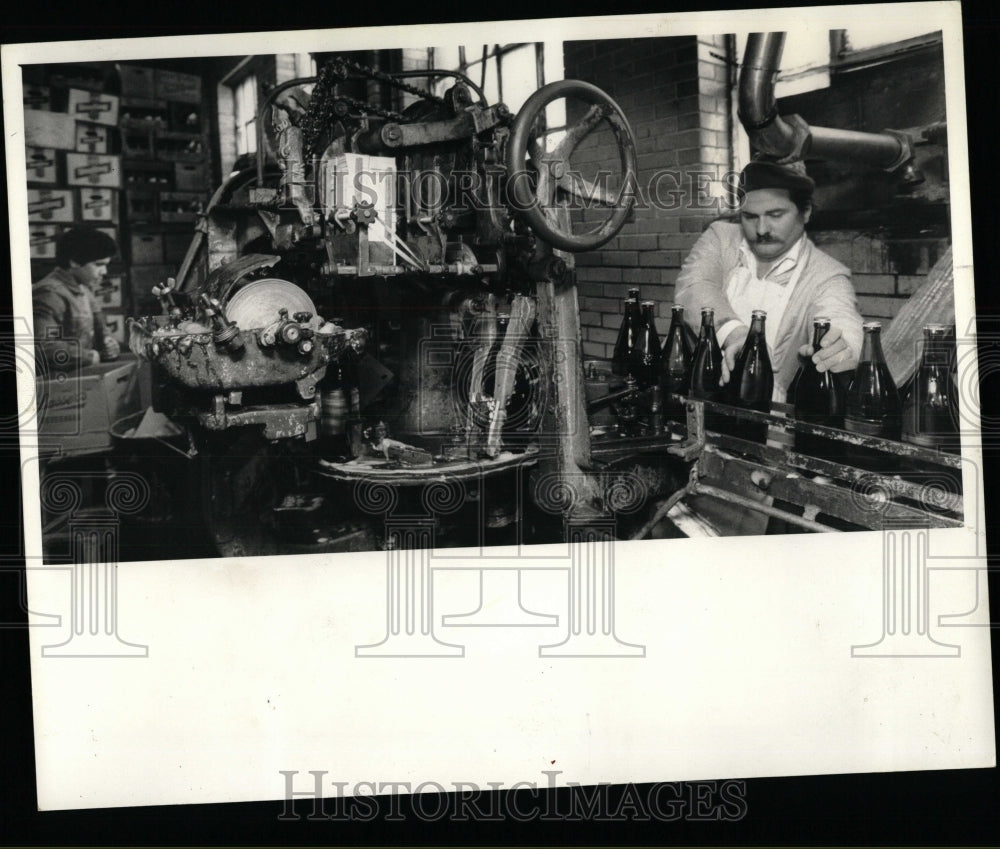 1980 Press Photo Greg lasser machine bottle major sale - RRW58481 - Historic Images